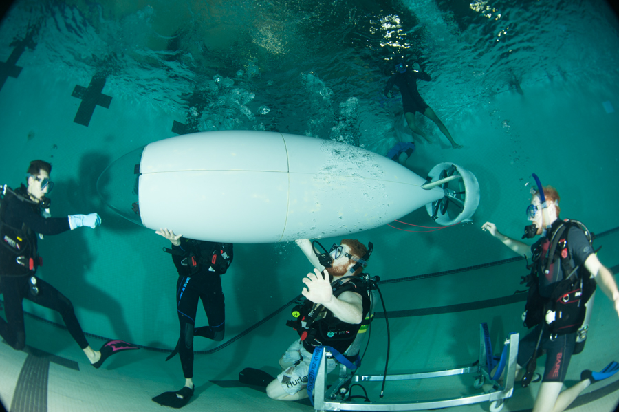 Divers in the pool with sub testing stability